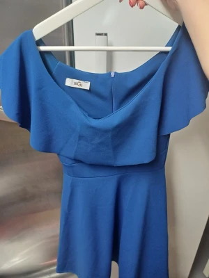 Blå offshoulder klänning från Zalando - Snygg blå kortklänning från Zalando med offshoulder- design. Endast använd 2 ggr. 