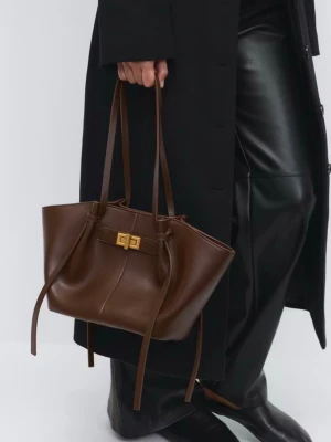 Gina tricot MIDI long strap bag - Oanvänd väska från Gina Tricot som är helt slutsåld. Den är i färgen Dark Brown och mått 39cm. Perfekt som handväska.