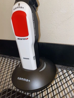  (PRISET GÅR BRA ATT SÄNKAS)Gamma+ BoostedUp hårklippare ANVÄNTS 2 GÅNGER BARA  - Gamma boosted up hårklippare med tillbehör. Setet innehåller hårklippare, laddningsställ, flera distanskammar, olja, rengöringsborste, verktyg och laddare. Hårklipparen är sladdlös och kan användas för hårklippning och kantning. Passar för användning hemma eller i salong.