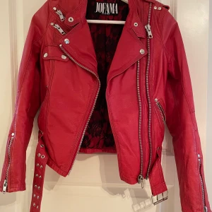 JOFAMA SKINNJACKA - Säljer min älskade Jofama by kenza skinnjacka i röd då den inte används längre, jättefint skick använd fåtal gånger. Jättesnygg och sitter asbra! storlek 32 men passar även 34, 