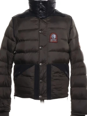 Grön dunjacka från Parajumpers  - Snygg grön dunjacka med svarta detaljer och hög krage i läder från Parajumper Jackan har patch på bröstet, tryckknappar framtill och stora fickor. Puffig modell med paneler och kontrastpartier i svart tyg och läder. 