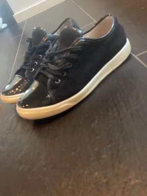 Svarta sneakers från Lanvin - Snygga svarta sneakers med glansiga lackdetaljer från Lanvin