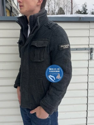 Abercrombie & Fitch jacka  - Tja! Säljer nu denna sjukt snygga abercrombie jacka. Skick 9/10 riktigt bra utan synliga defekter. Modellen är 181cm men passar allt mellan 174-184. Hör av er vid funderingar!