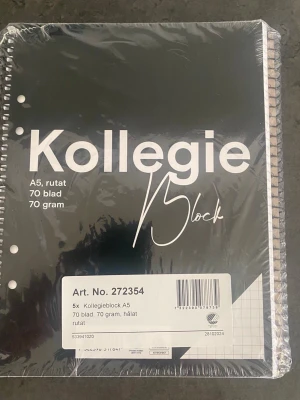 Kollegieblock A5 rutat 5-pack - 5-pack kollegieblock i A5-format med rutade sidor, 70 blad per block och hålat papper. Blocken har svart framsida och spiralbindning, perfekta för anteckningar i skolan eller på jobbet. Varje blad väger 70 gram.