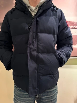 Canada Goose jacka  - Blå Canad Goose jacka, skriv om du är intresserad!