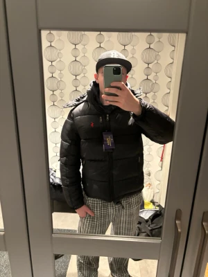 Svart jacka Polo Ralph Lauren - Svart pufferjacka från Polo Ralph Lauren. Storlek S men passar M också, hör av er vid mer bilder o info:)