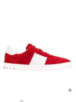 Förbeställning Valentino Flycrew - Förbeställning på helt nya röda Valentino Flycrew. Finns från storlek 41-45. Allt OG. Kan även lösa i färg svart dock inte helt nya. Lite oklart med OG på de svarta!Hör av er om ni är intresserade. MVH Snusmumriken 