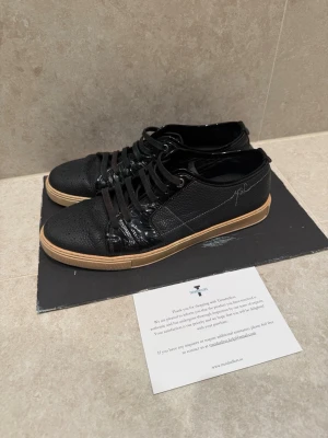Yves Saint Laurent Sneakers OG - Sant Laurent sneakers i bra skick för sin ålder, Storlek 43, Tveka inte komma med frågor eller mer bilder ! Endast skor ingår !