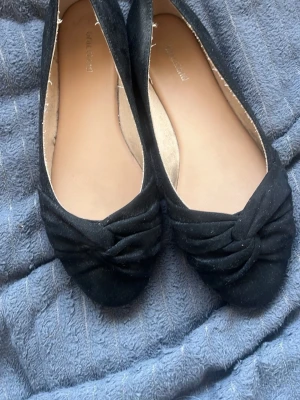 Svarta ballerinaskor från Graceland - Snygga svarta ballerinaskor från Graceland. Det är i storlek 37 och är använda en gång säljer då de inte passar längre