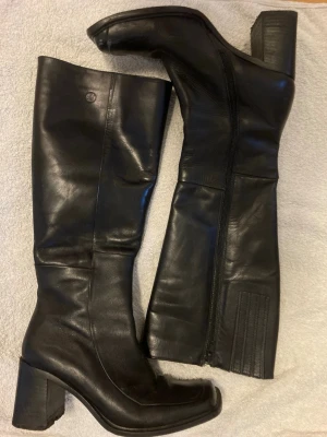 🍒Bronx boots🍒 - 🍒BOLD IN BLACK🍒Trendiga svarta höga boots från Bronx i storlek 38. Jättefina utvändigt. Dock är ena klacken lite sliten och invändigt upptill på skaften har färgen lossnat lite, men det syns ju inte. Nya kostar ca 2000kr-2500kr.🍒Skriv på dm för fler bilder eller om du har frågor.🍒