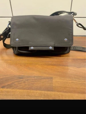 Väska från Nunoo, obetydligt använd.  - Väska i nylon, använd vid fåtal tillfällen och är alltså i väldigt fint skick. 