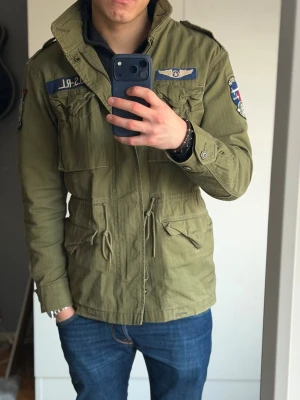 Ralph Lauren field jacket  - Hej, säljer nu denna helt otroliga field jackan från Ralph Lauren. | Den är i mycket bra skick och har inga defekter. | Har ett nypris på 5000 och är i storlek S (passar S/M). | Modellen är 180, hör av er vid frågor!🌟
