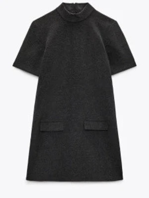 Zara klänning  - Snygg mörkgrå kort klänning från Zara, använd 1-2 gånger den är som ny 