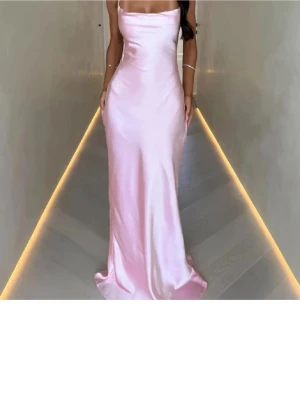 Ljusrosa lång satinklänning - Sååå fin ljusrosa långklänning i satin, figursydd med öppen rygg med snörning!!🩷🙌🏻 skriv vid frågor eller funderingar, pris kan diskuteras