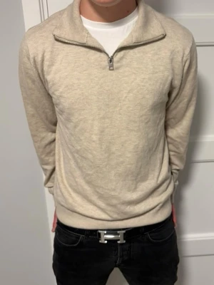 Half-zip jack & jones💯 - Riktigt stilren half-zip tröja från jack & jones!!🌟Inga defekter på tröjan då den aldrig använts✅ vid frågor är det bara att kontakta mig!📬