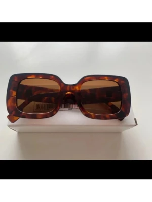 NYA! Bruna solglasögon  - Oanvända solglasögon. Märke okänt 