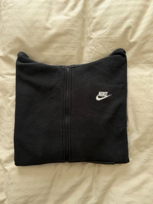 Svart zip hoodie från Nike - Säljer en svart hoodie från Nike med dragkedja framtill och klassisk vit logga på bröstet. Hoodien har huva med dragsko och är gjord i mjukt bomullsmaterial. Perfekt för en chill och sportig look. Skicket är fint men den är lite urtvättad 