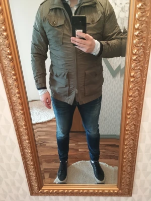 J.Lindeberg Vår Jacka  - Tunn ofodrad Vårjacka. Storlek XL. Begagnad men bra skick. Märket saknas på armen. 