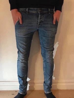 Dondup jeans - Säljer ett par snygga jeans i bra skick. Väldigt skön passform och passar till många outfits. Använda men fortfarande mycket kvar att ge.  Storlek: 31 Skick: Bra skick    Hör av dig vid frågor eller om du vill ha fler bilder. Kan även göra paketpris om du köper flera plagg.