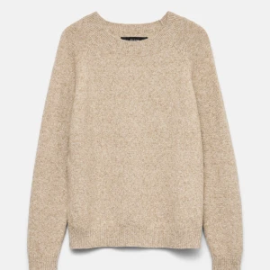 Beige stickad tröja från Vero Moda - Mysig beige stickad tröja från Vero Moda. Knappt använd heller🩷
