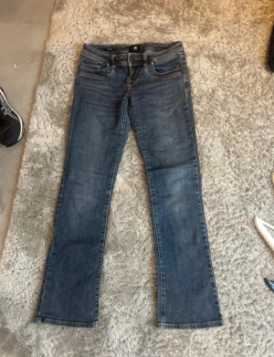 Blå bootcut jeans från LTB - Snygga blå bootcut jeans från LTB, modell Valerie. Jeansen har klassisk femficksdesign, normalhög midja och lätt slitna detaljer. Perfekta för dig som gillar en avslappnad men trendig look.