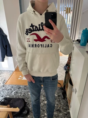 Vit hollister hoodie - Riktigt snygg hollister hoodie i väldigt fint skick. Tröjan har egentligen stl xl men jag skulle säga att den är mer m. Riktigt snygg hoodie utan några defekter