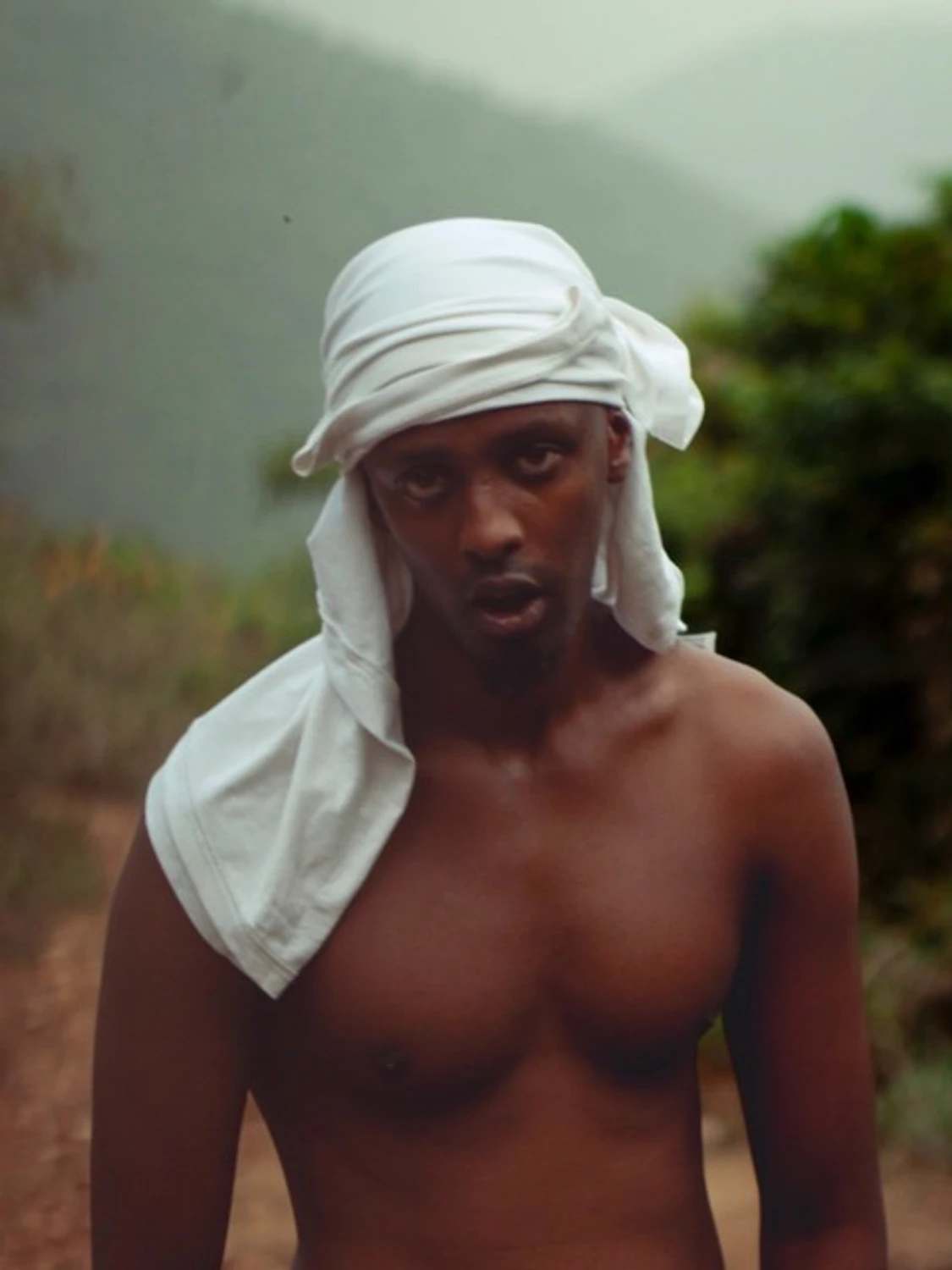 Vit huvudbonad av tyg