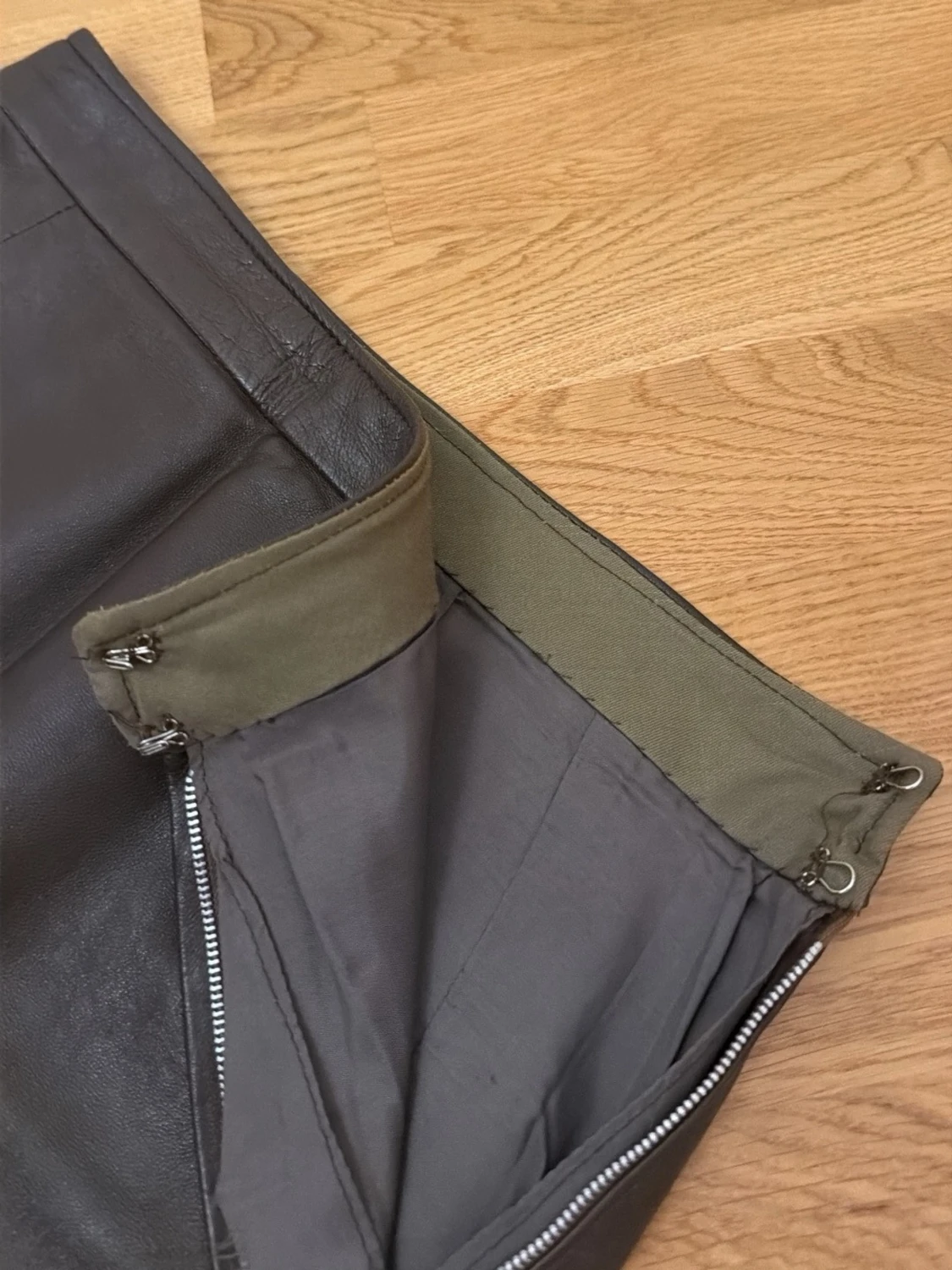 Svart skinnkjol med dragkedja - 2