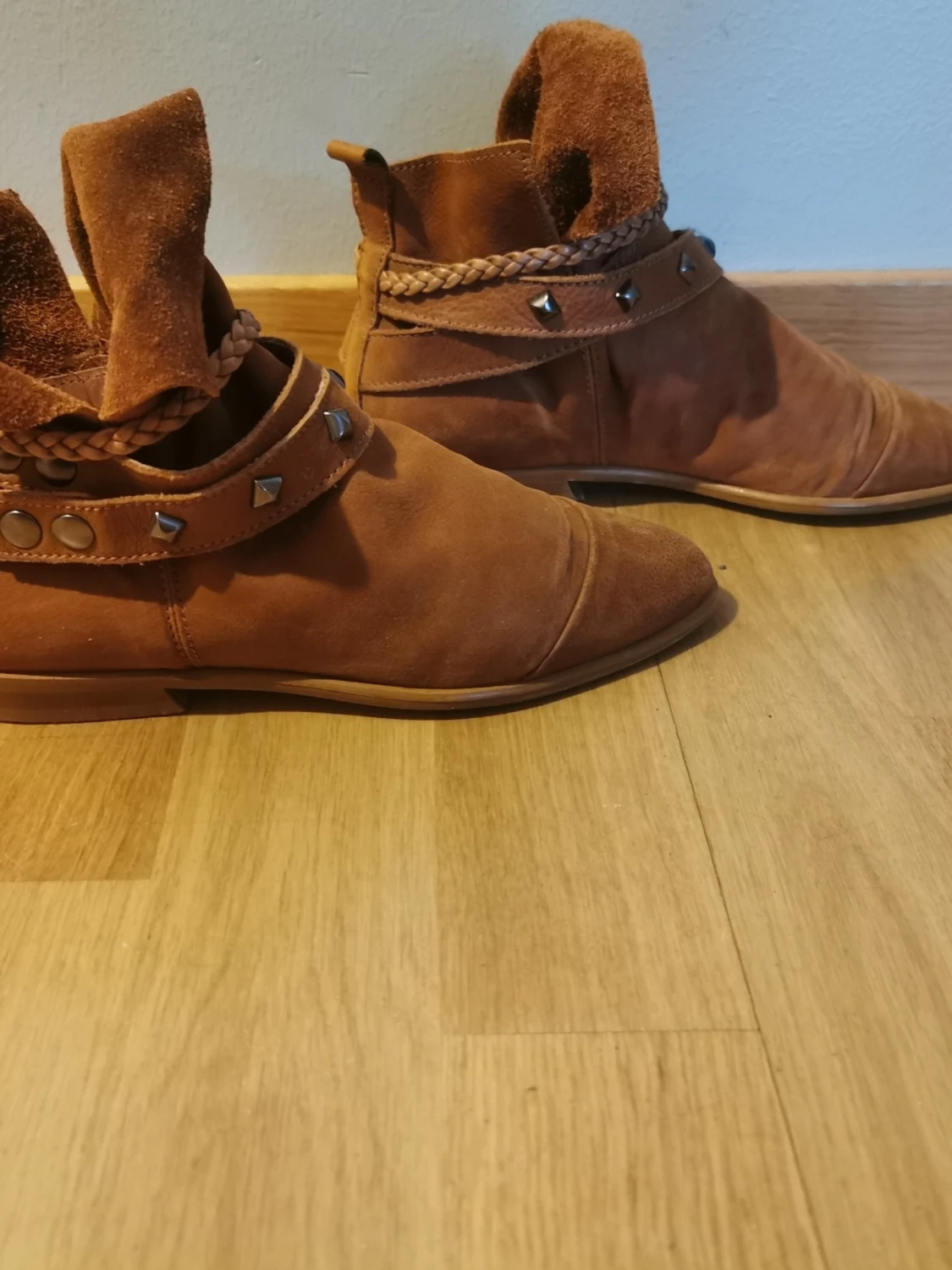 Bruna boots med nitar och flätad detalj - 2