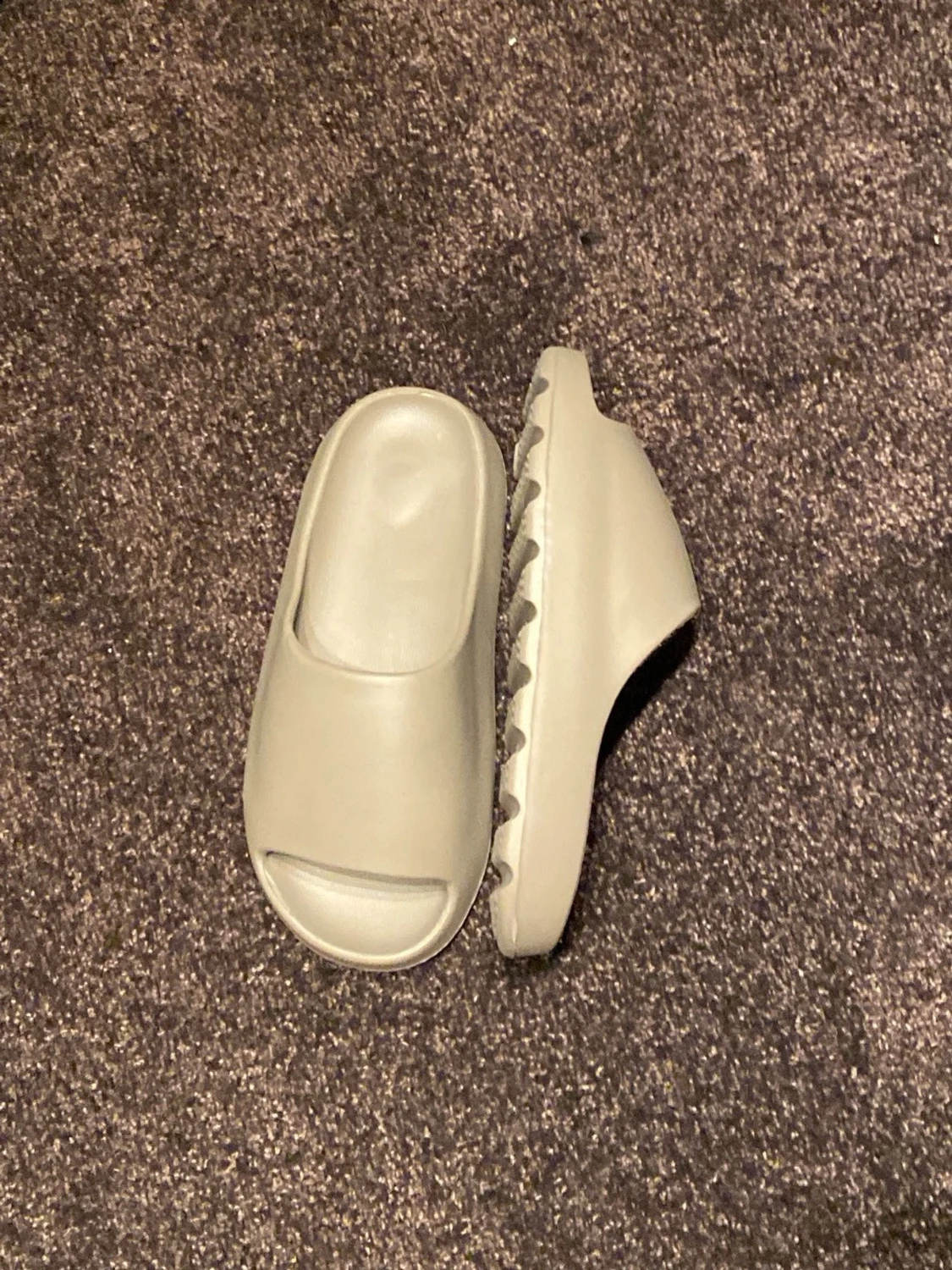 Beigea Yeezy slides