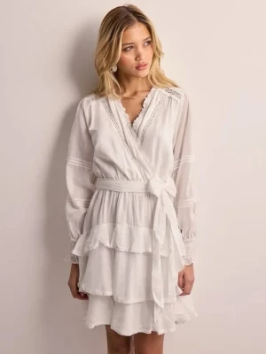 Vit omlottklänning med volanger - Säljer en vit omlottklänning från Neo noir med v-ringad hals, knytband i midjan och volangdetaljer. Klänningen har långa ärmar och är tillverkad i ett lätt bomullsmaterial. Perfekt för student eller konfirmation. Hade den själv på min konfirmation så har ändats använts en gång. Pris kan diskuteras. Ny pris 900