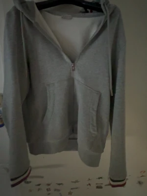 Grå zip hoodie från Moncler - Tjenare, säljer nu min moncler zip för att jag börjat växa ur den inga problem med den över huvudtaget. Qr kod funkar och har dessutom lappar och påse som givetvis följer med, skickar bild om det är någon som tvekar såklart hör gärna av er😊 priset är inte spikat alltså diskuterbart😁 