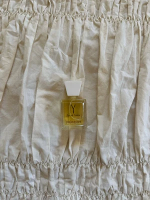 Y Eau de Toilette från Yves Saint Laurent - En klassisk Y Eau de Toilette från Yves Saint Laurent i en liten glasflaska med vit kork. 7,5 ml