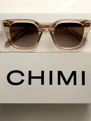 04 Core solglasögon från Chimi - Säljer mina solglasögon från Chimi, modell 04 Core i färgen Ecru. Knappt använda. Skriv för fler bilder🥰