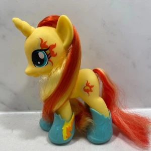 Sunset shimmer fashion style - Sunset shimmer fashion style med bara stövlar. Fint skick! Ungefär 15cm 🦄 Pris kan diskuteras vid snabb affär!!