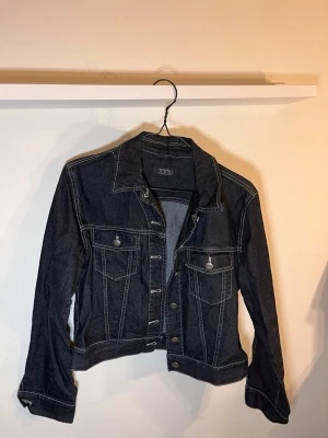  jeansjacka från Zaffiri S - Snygg mörkblå jeansjacka från Zaffiri. Står ingen storlek, men skulle tippa S eller XS då jag som M/L inte alls fick på mig den