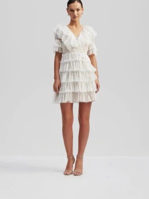 Vit spetsklänning med volanger från Malina - Säljer en kort vit klänning med flera lager volanger och v-ringad hals från Malina. Klänningen är gjord i spets och har korta ärmar med volangdetaljer. Storleken är 38 men passar också väldigt bra en 36, eftersom klänningen har en tajtare passform! Klänningen har använts en gång, men den har inga spår av användning. Perfekt för studentexamensfirande och konfirmationsfest. Om du vill ha fler bilder eller har några frågor, skicka ett meddelande!🥰💕