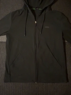Boss kofta - Säljer en svart boss kofta, den är i mycket bra skick. Ny pris 1699kr, säljer den för 700kr.