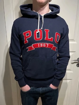 Ralph Lauren hoodie - Säljer en riktigt skön polo Ralph Lauren hoodie! | Mycket fint skick finns något mindre tecken på användning man inte märker av! | Storlek S. | Ställ gärna frågor innan du köper!