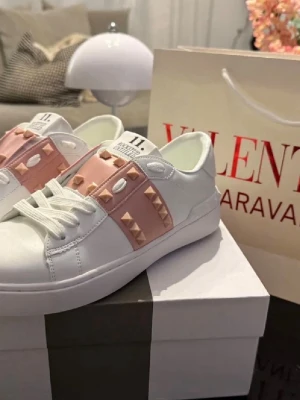 Valentino rockstuds vit/rosa - Snygga vita sneakers från Valentino med ljusrosa band. Dem är i utmärkt skick. Fraktar samma dag👍 storlek: 40