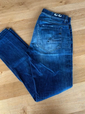Dondup George jeans med slitningar - modellen George! | storlek 33, kolla mått på bilder | otroligt skick! | hör av dig vid funderingar! | fraktar inom kort    J5