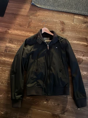 J Lindeberg Jacka - Riktigt skön höst/vårjacka från j lindeberg. Jackan är i riktigt bra skick, det enda är att kragen är lite solbränd men det är inget som står ut. Hör av dig vid fler frågor! Pris är inte satt i sten