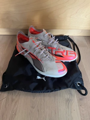 Puma Ultra fotbollsskor grå/röd - Puma Ultra ultimate som jag säljer för att de är lite för stora för mig tyvärr. Jag köpte dessa i somras och har inprincip varit orörda enda sen dess kanske använda på 5 träningar sammanlagt och en match i div 3. Storlek 45