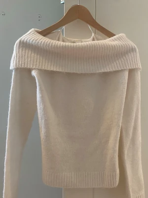 Off shoulder stickad tröja cremevit - Säljer en cremevit stickad tröja med bred off shoulder-krage och långa ärmar. Från Gina Tricot, storlek 158/164. Pris kan diskuteras.🥰