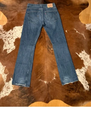 Levi's 512 bootcut archive jeans - Klassiska blå jeans från Levi's med bootcut passform och femficksdesign. Jeansen har normal midja och är tillverkade i slitstarkt denim. Perfekta för en avslappnad och tidlös stil.