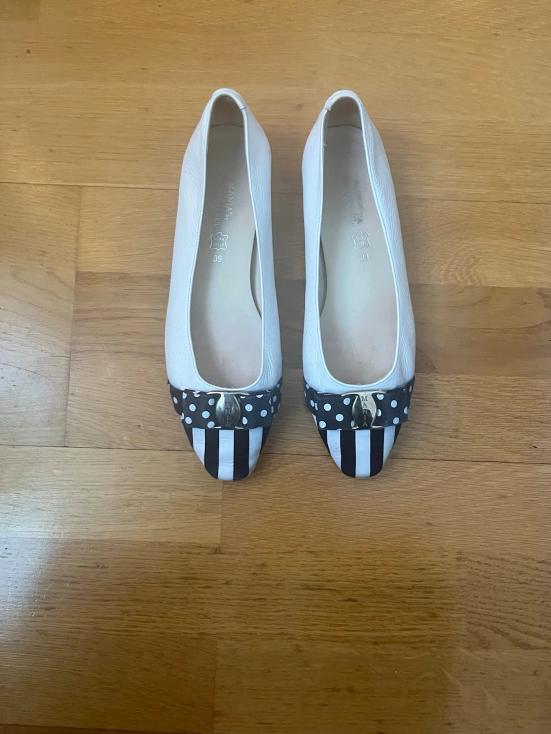 Vita ballerinaskor från Mania