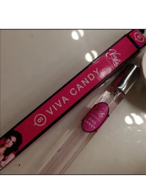 Viva Candy parfym  - Säljer en Viva Candy parfym från Lelas. Flaskan är smal och genomskinlig med ett silverfärgat lock och rosa etikett. Förpackningen är rosa med vita detaljer och har en bild på en kvinna. Perfekt för dig som gillar söta dofter. Endast testad ofc 