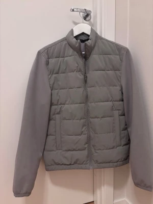 Grå zara jacka  - Säljer denna då den inte används längre. Den är i väldigt bra skick. Storlek S. Hör av er vid frågor! Priset går även att diskutera 