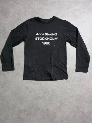 Snygg - Hittade denna på en loppis mycket färgkladd men går säkert att fixa inga returer