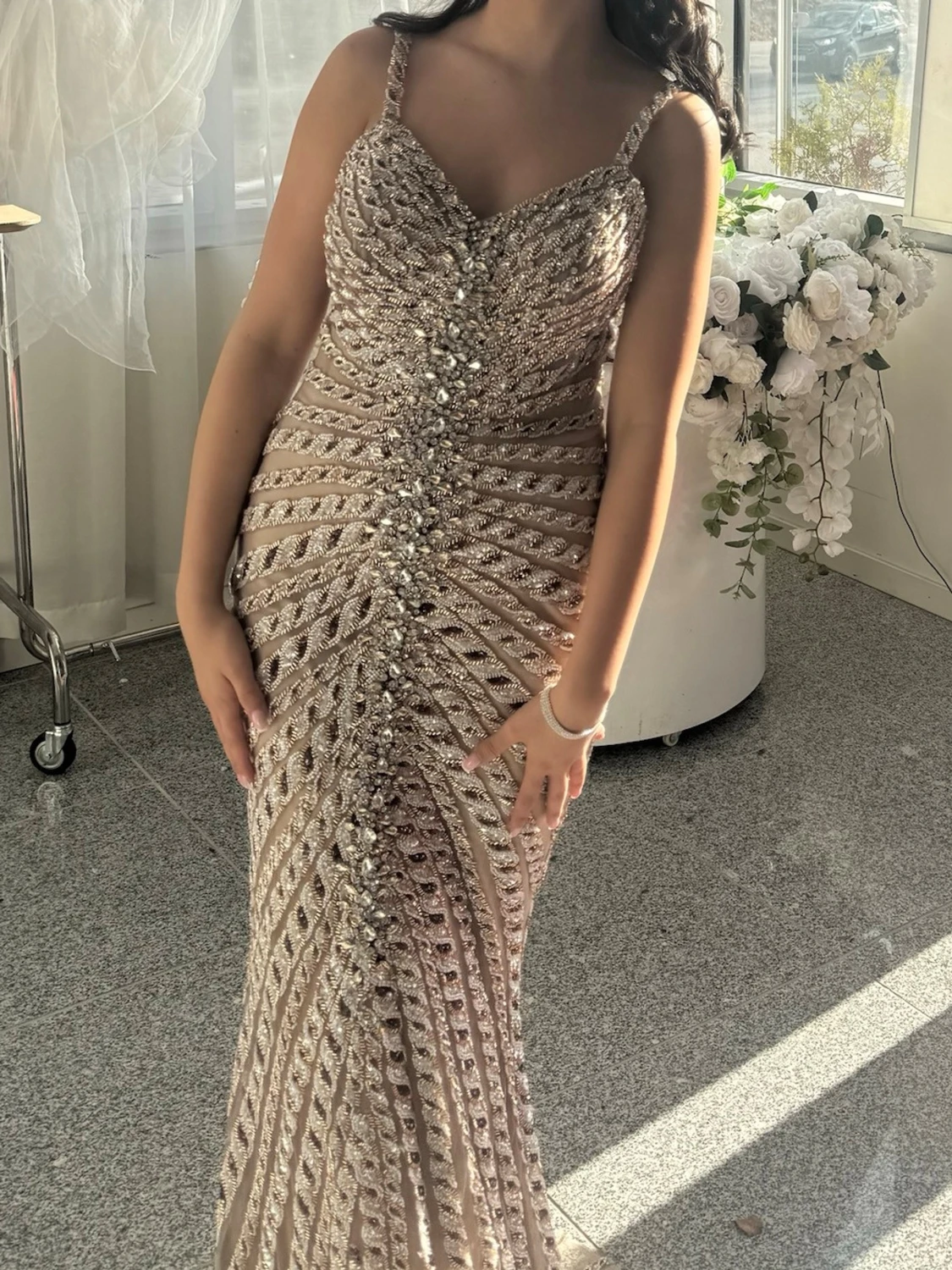 Champagnefärgad paljettklänning - 1